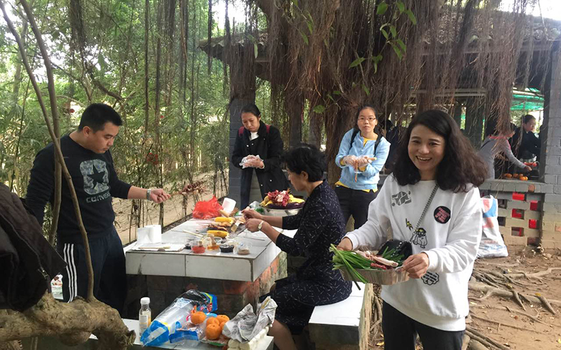 竹泉岛风景区绿源山庄烧烤活动