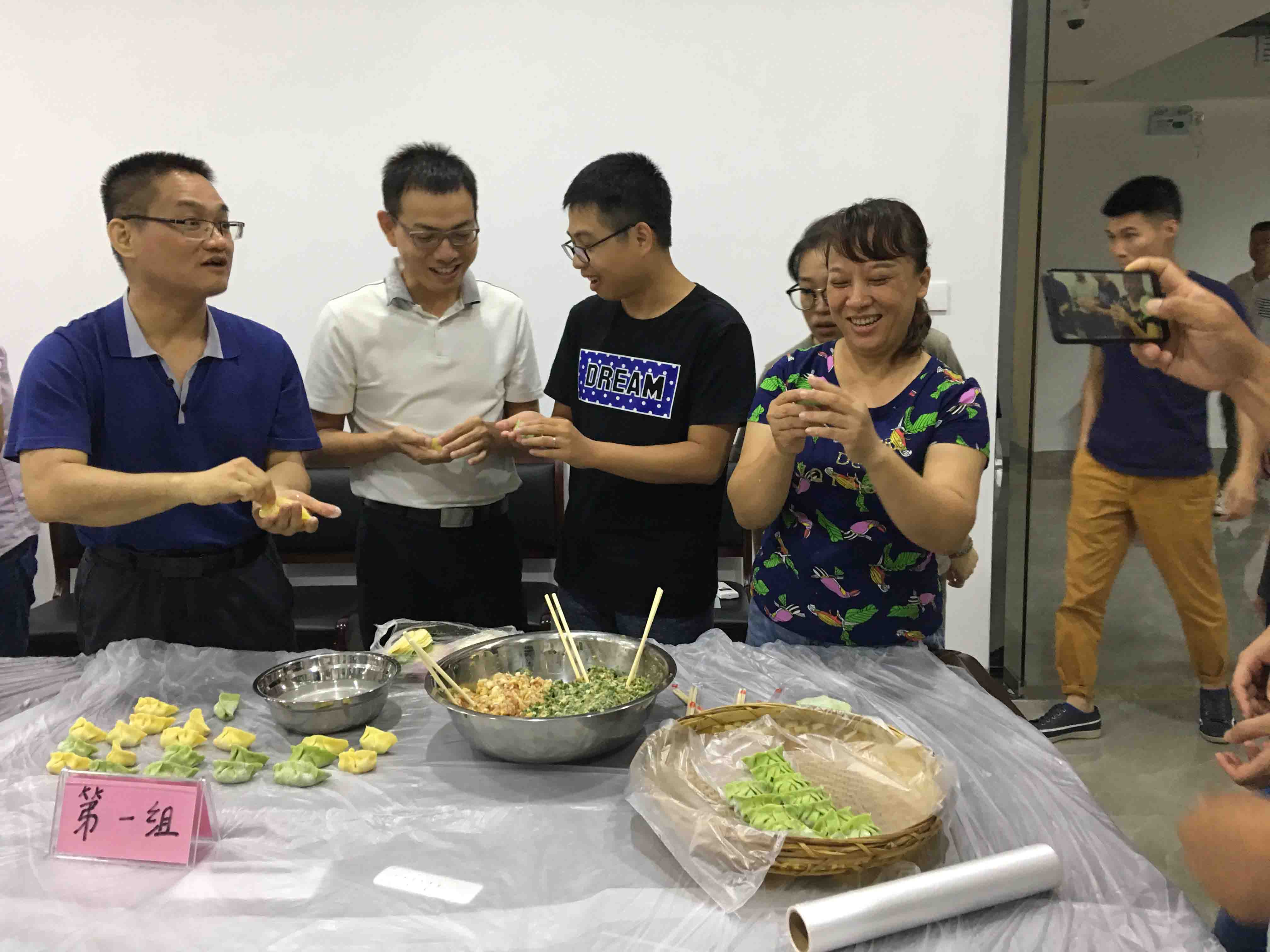 开开心心包饺子 热热闹闹迎端午